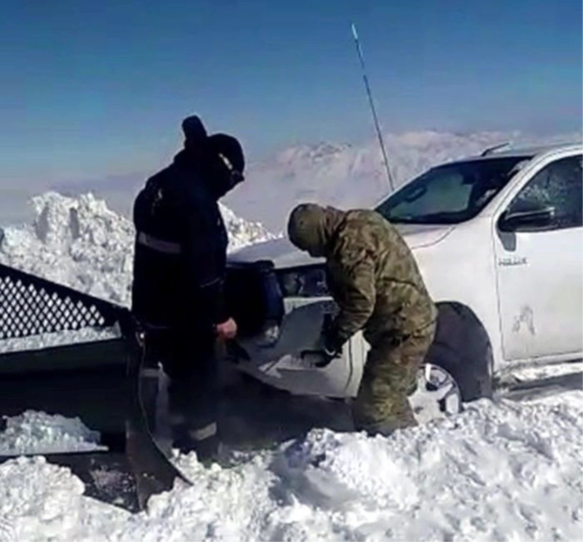 Kar ve tipide mahsur kalan ekipleri askerler kurtardı