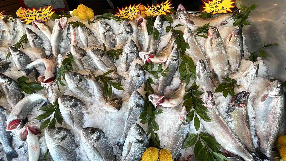 Kar yağdı, balık tezgahları şenlendi