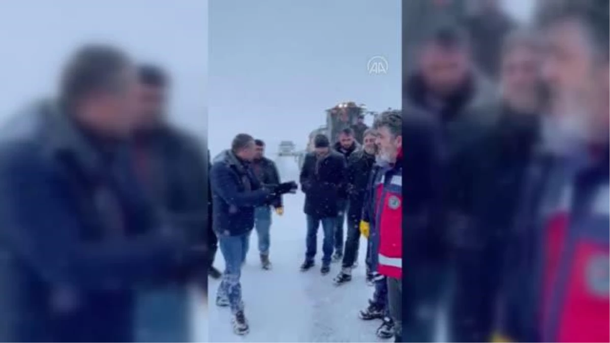 Son dakika haberi: Kara saplanan ambulansı karla mücadele ekipleri kurtardı