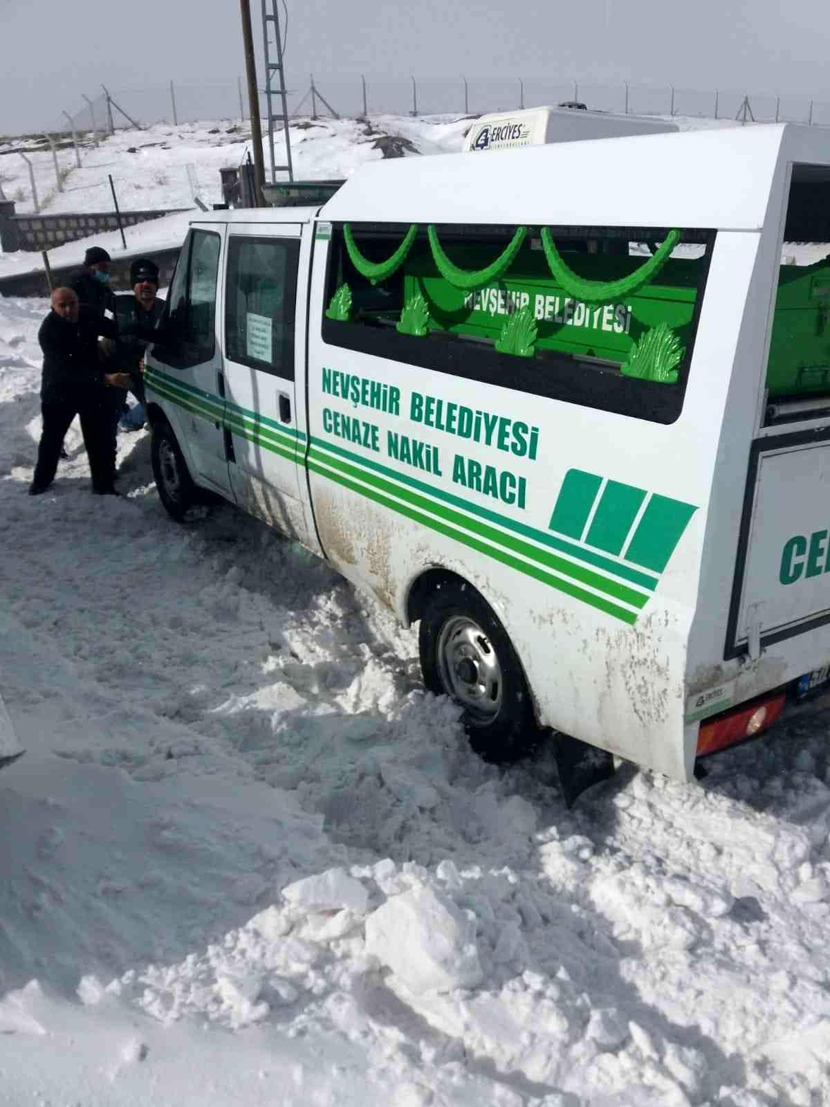 Kara saplanan cenaze aracı güçlükle kurtarıldı