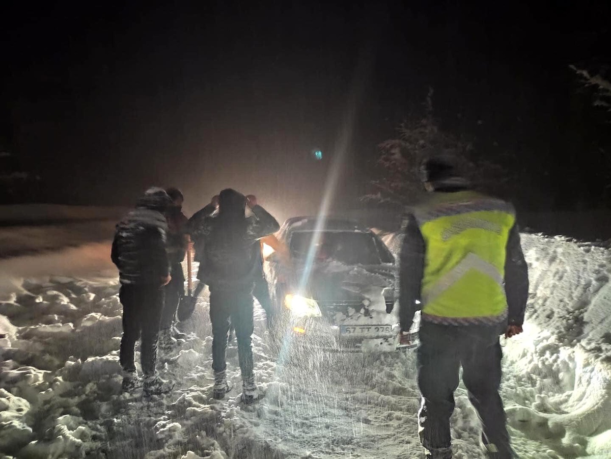 Kastamonu-Çatalzeytin karayolu üzerine çığ düştü, yol ulaşıma kapandı
