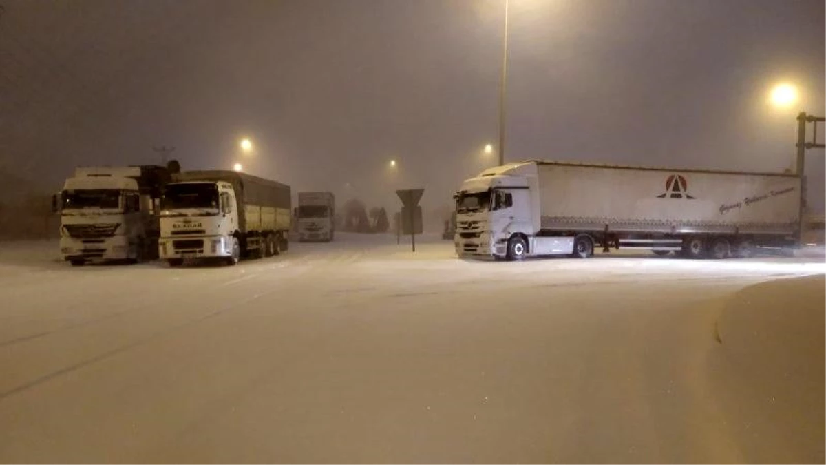 Konya\'da yoğun kar ve tipi nedeniyle karayolları ulaşıma kapatıldı