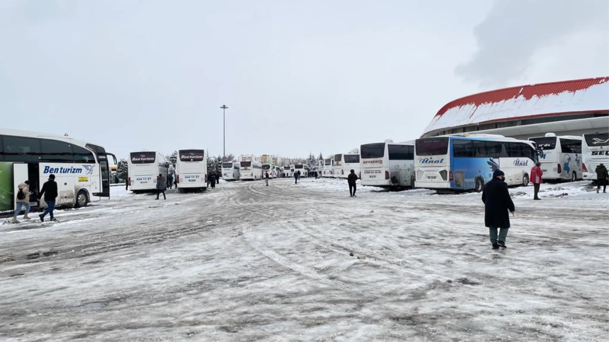 Yoğun karda otobüsler çıkamadı yolcular geceyi otogarda geçirdi