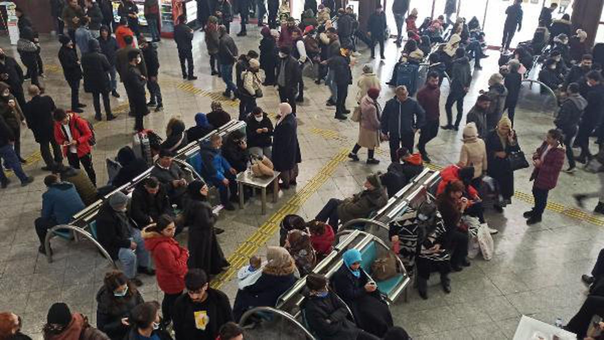 KONYA'YI ÇEVRE İLLERE BAĞLAYAN TÜM YOLLAR KAPALI; YOLCULAR TERMİNALDE BEKLİYOR