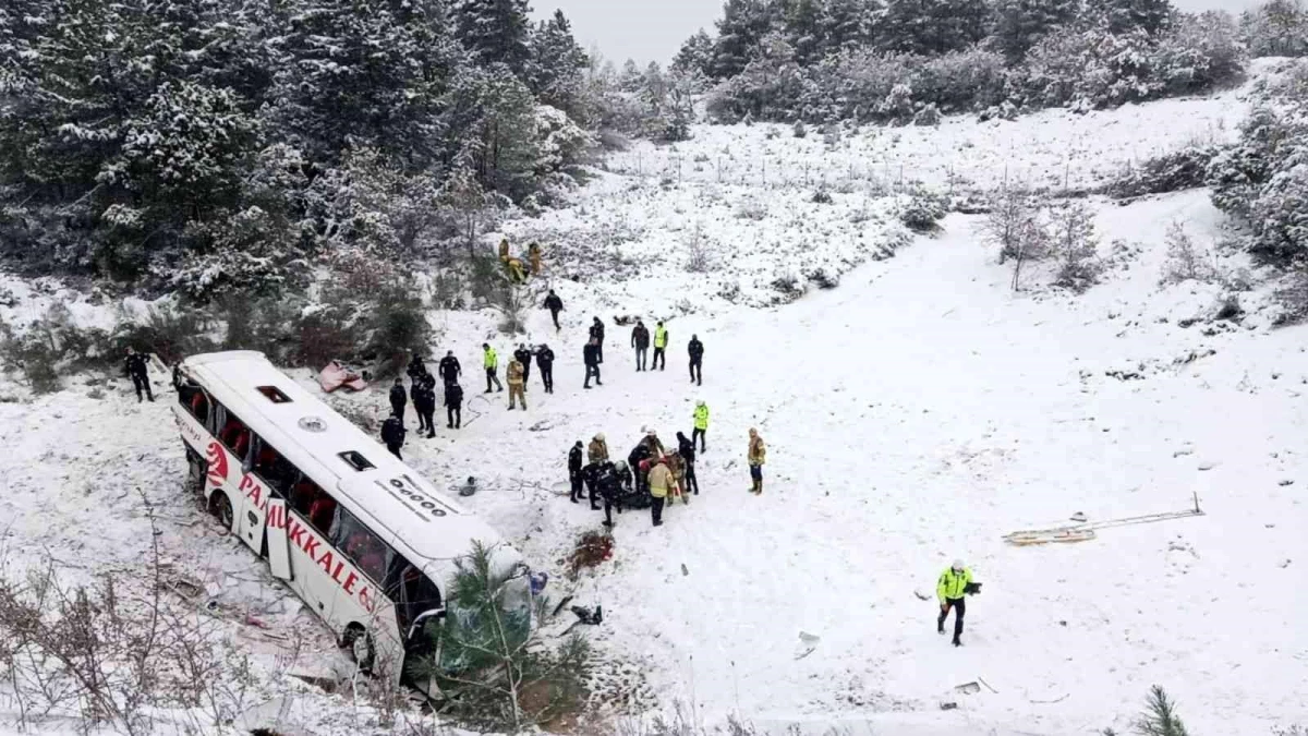Son dakika haber | Kuzey Marmara Otoyolu\'nda yolcu otobüsü şarampole devrildi: 3 ölü, 15 yaralı