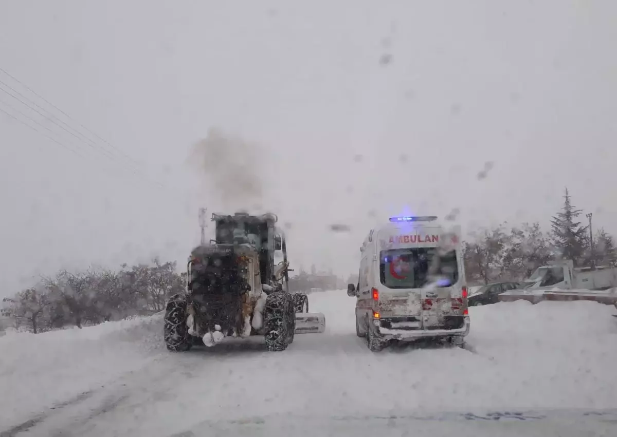 Malatya'da kar nedeniyle yolda kalan ambulans iş makinesi yardımıyla hastaya ulaştı