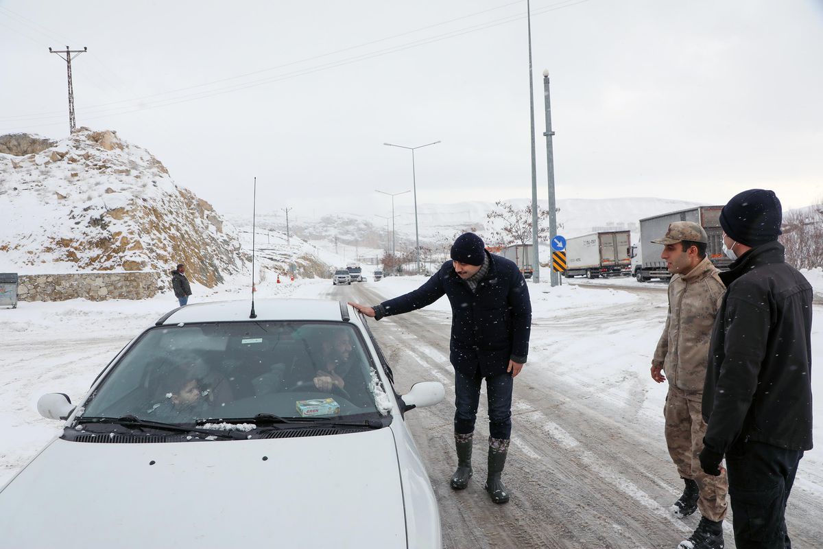 Kardan kapanan yolda bekleyenler misafirhanelere yönlendiriliyor
