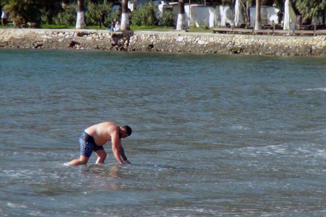 Muğla'da bir yanda kar bir yanda deniz keyfi yaşanıyor