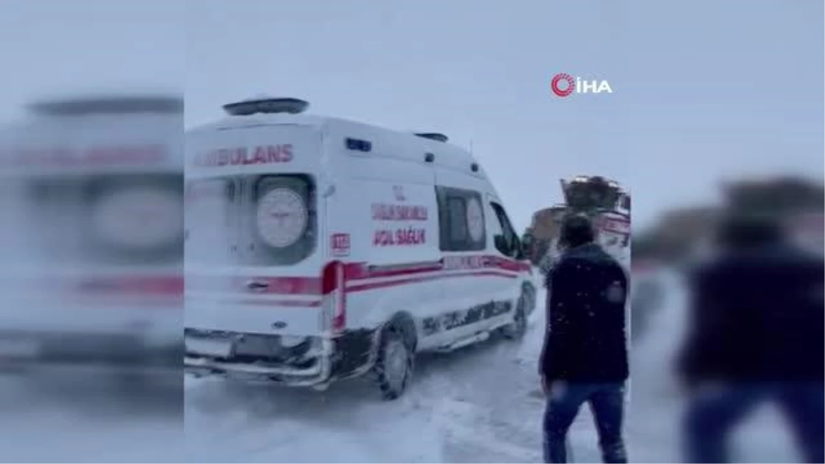 Nevşehir\'de hasta almaya giden ambulans kara saplandı