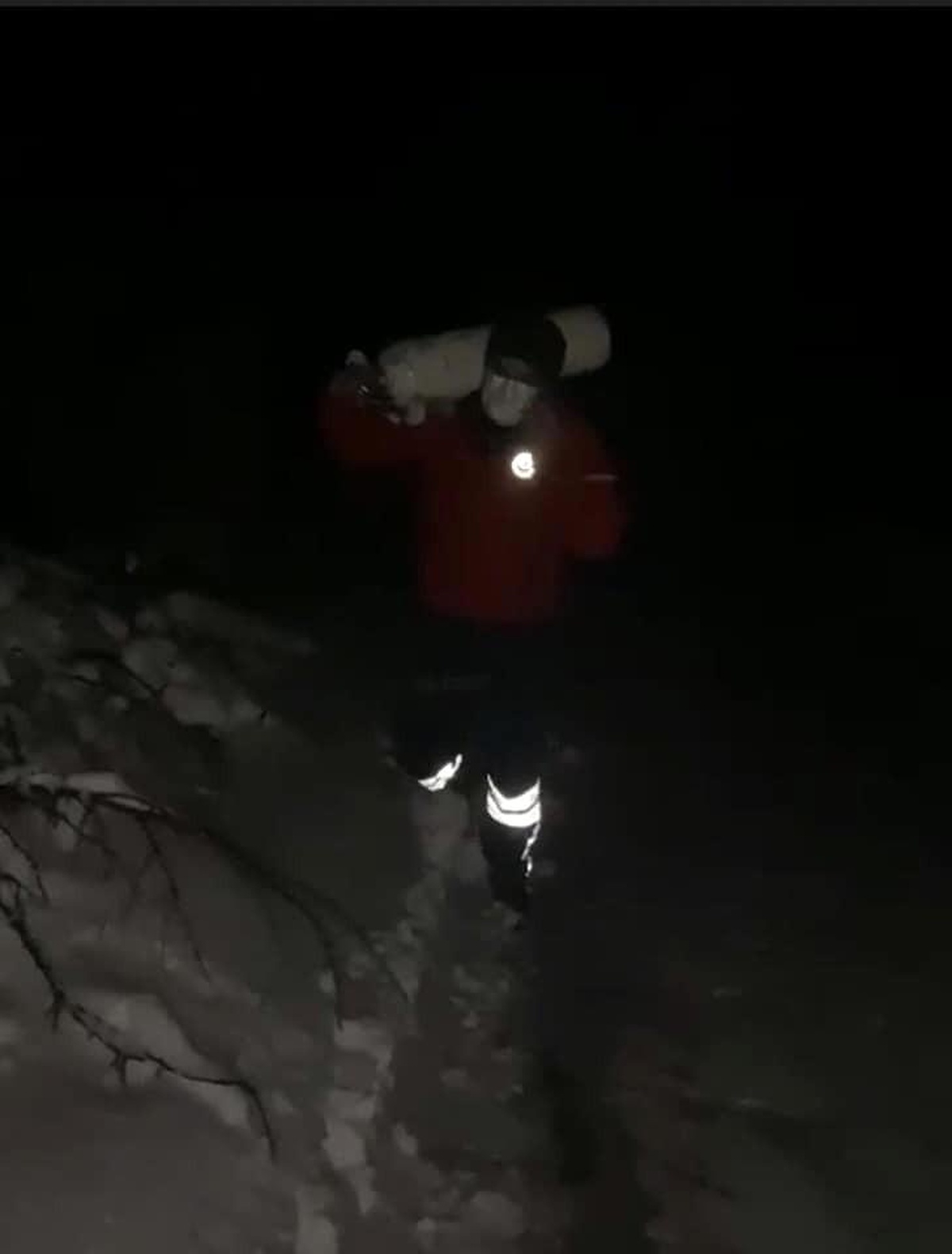 Oksijen Tüpünü hastaya omuzunda taşıdı