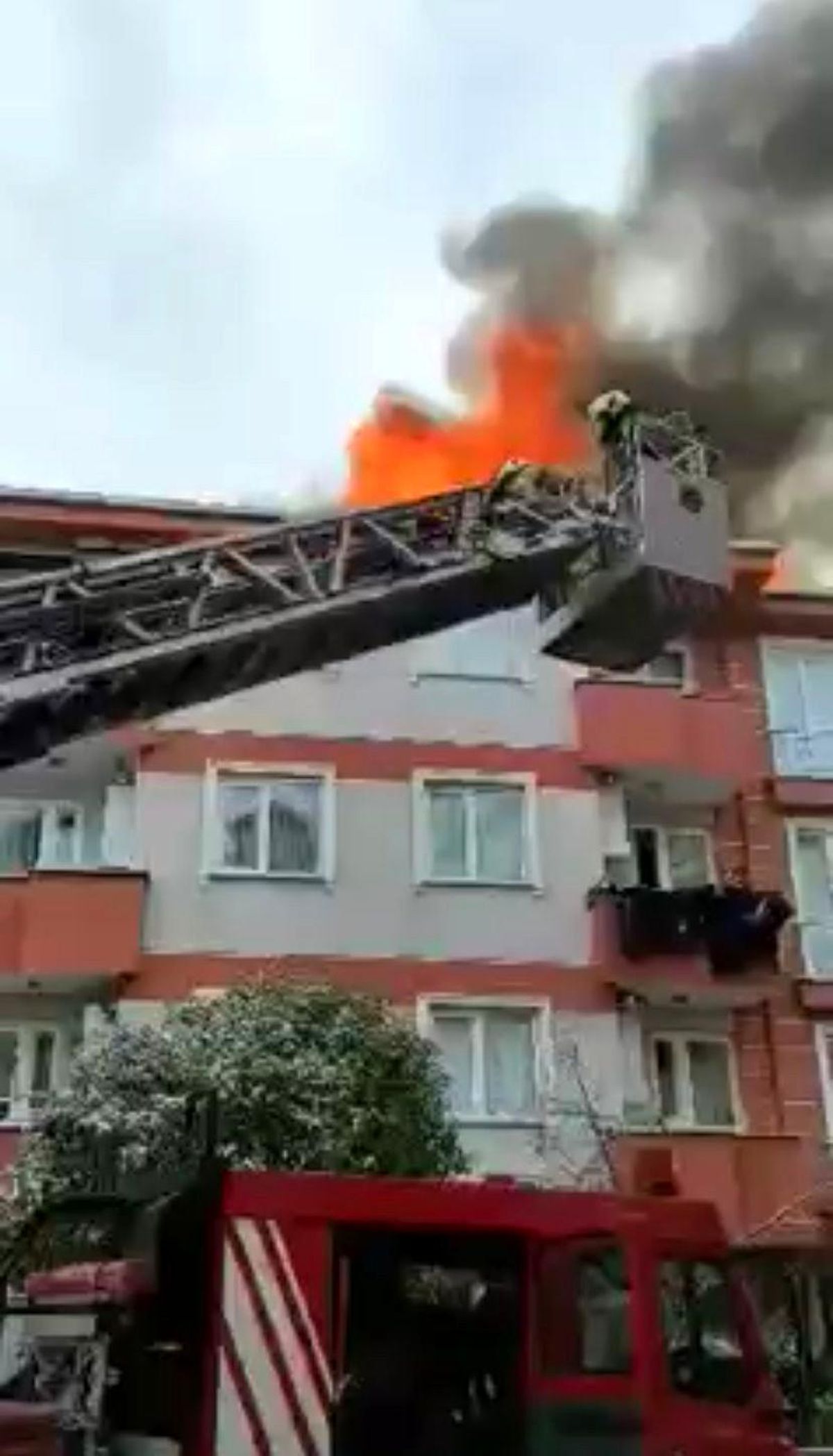 Pendik\'te 5 katlı binanın çatısı alev alev yandı