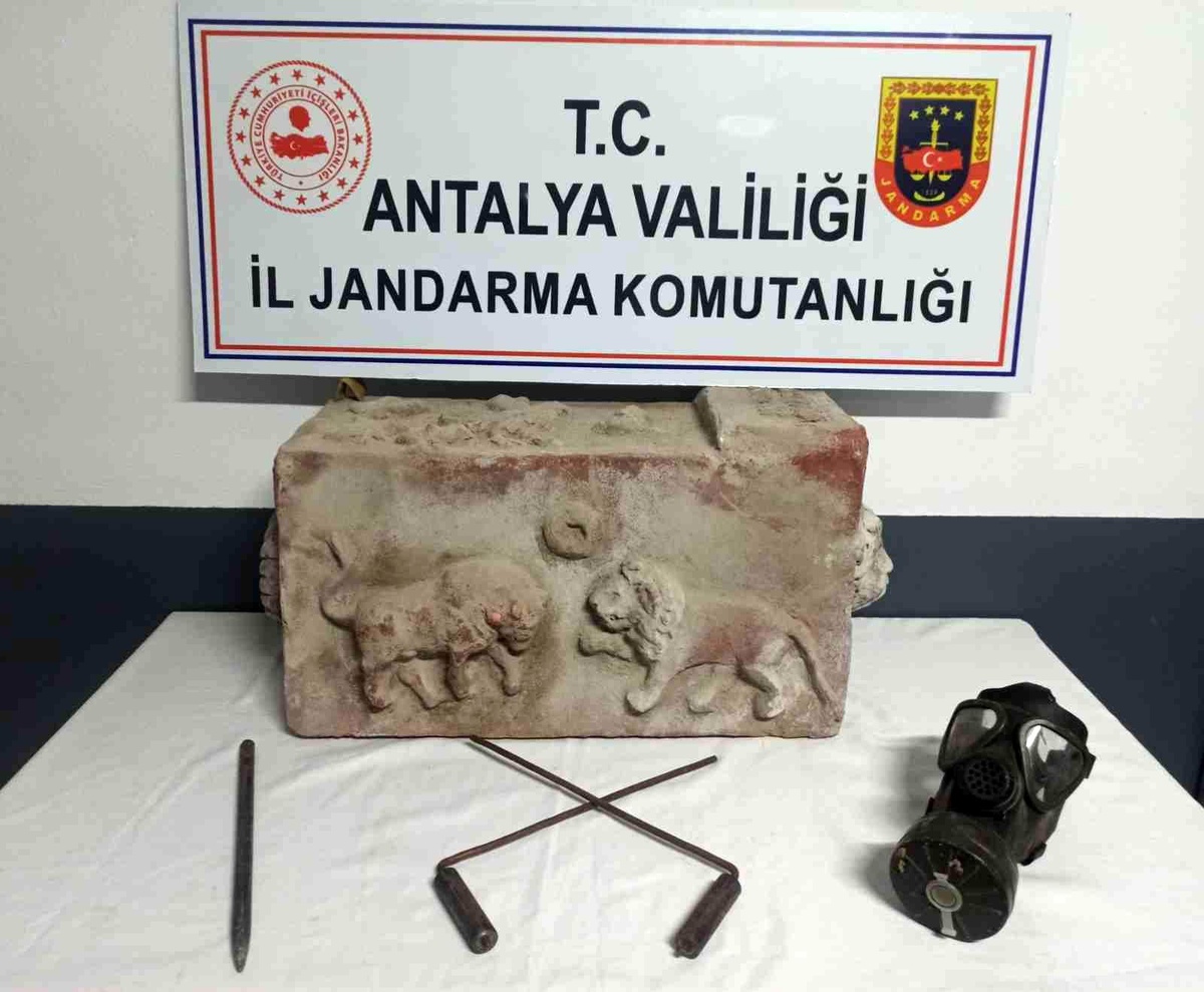 Roma dönemine ait tarihi eserleri piyasaya sürmek isterken yakalandılar