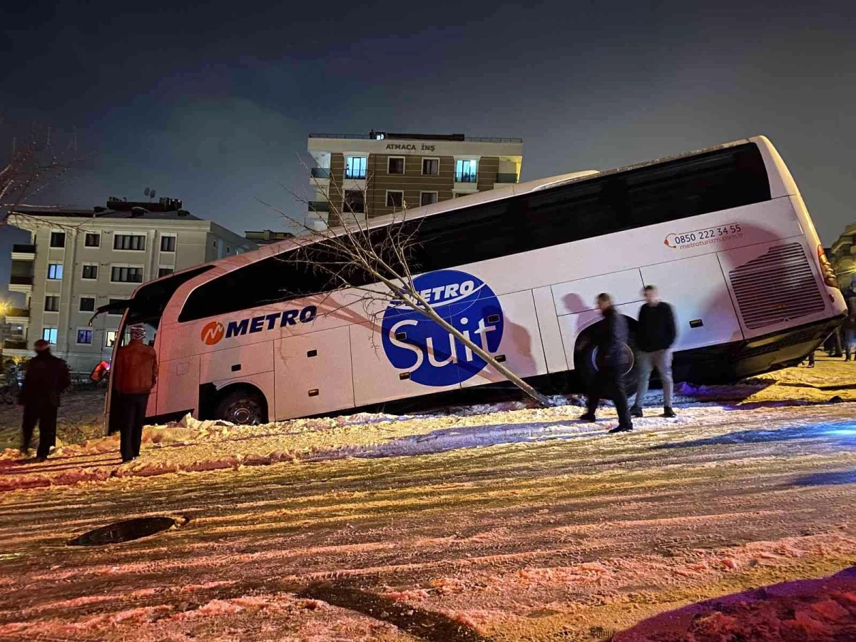 İstanbul\'da yolcu otobüsü buzlanan yolda yan yattı
