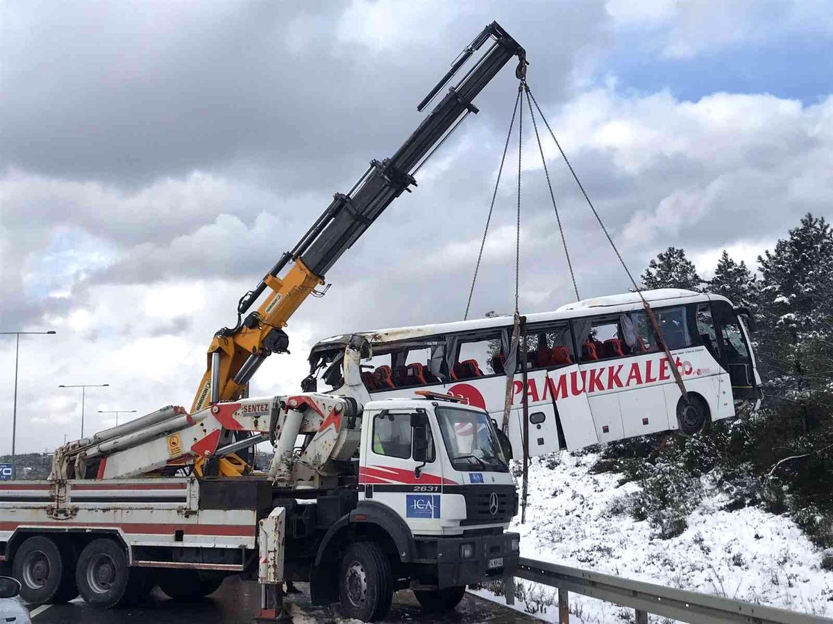 Son dakika haberleri: Şarampole devrilen yolcu otobüsü kaza yerinden kaldırıldı