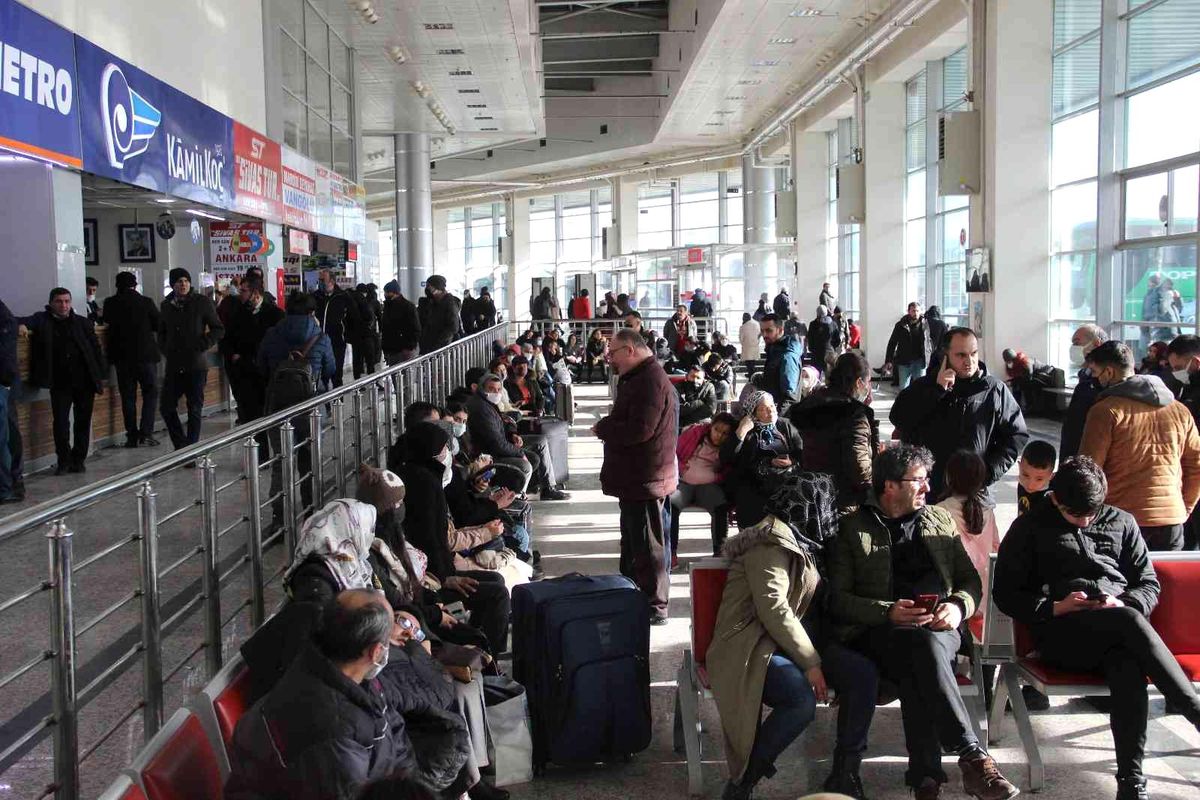 Sivas\'ta seferler iptal oldu, terminal dolup taştı