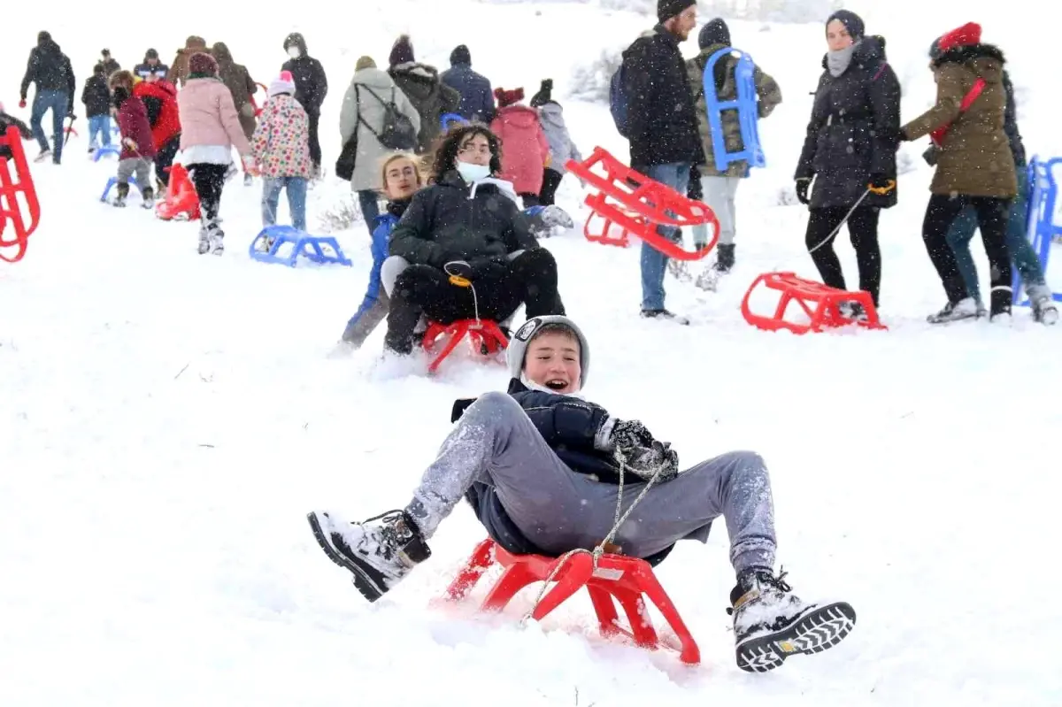 Sıfırın altında 7 derecede kızaklarıyla kayarak ısındılar