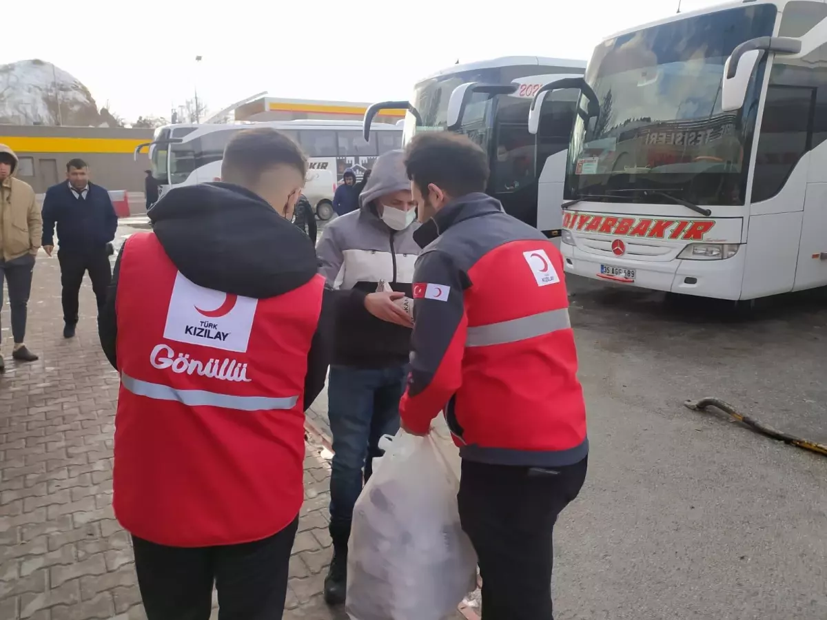 Sivas\'ta tipinin geçmesini bekleyen yolculara Türk Kızılayından kumanya ve yemek