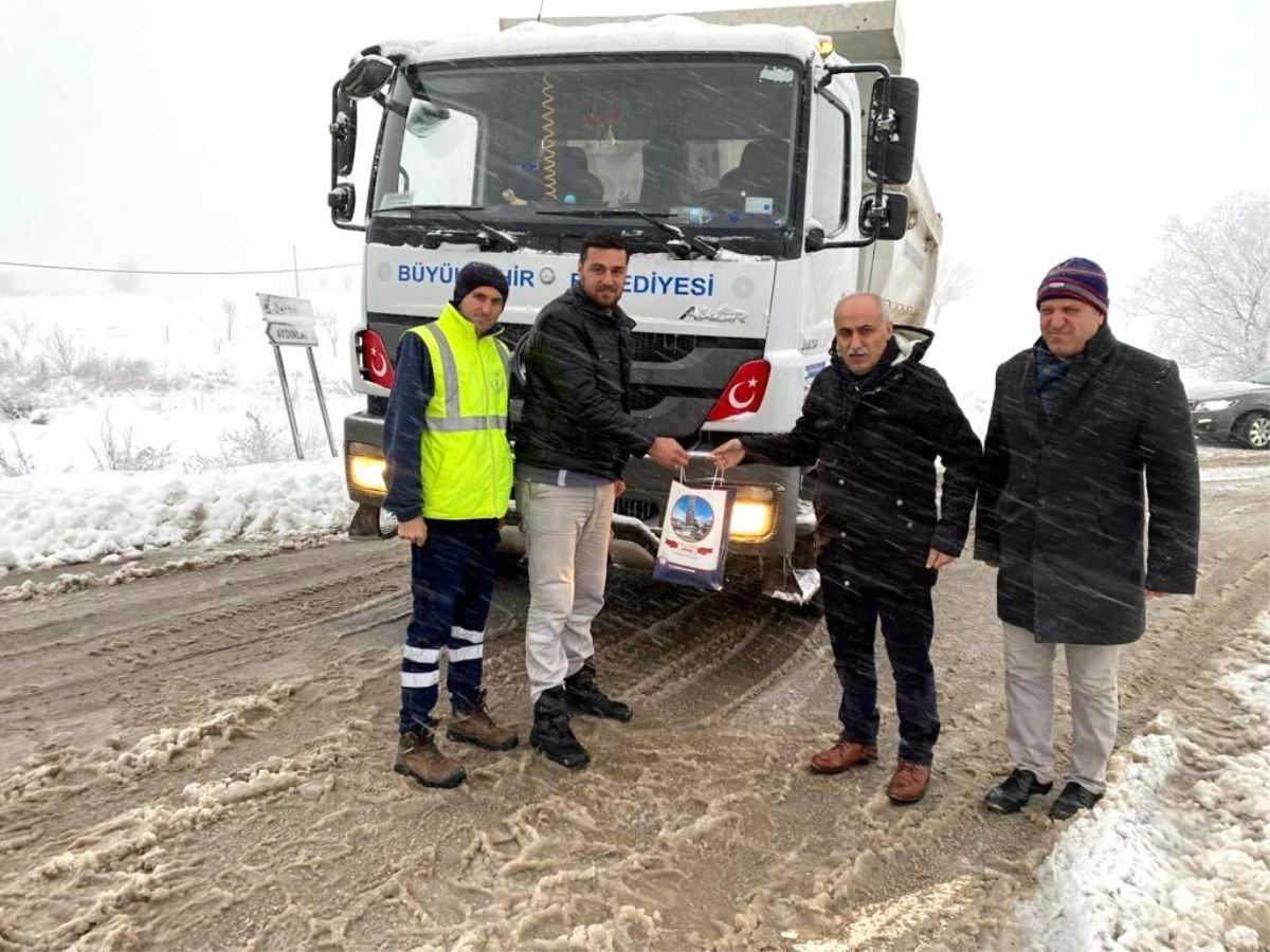 Soğukta çalışan personele gıda takviyesi yapıldı