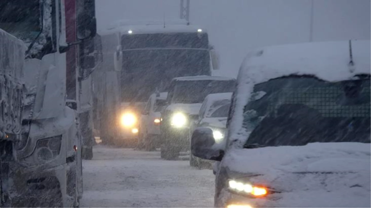 Son Dakika: İstanbul-Ankara TEM ve Devlet Yolu, Gerede-Düzce arası kesim yoğun kar yağışı sebebiyle tüm araç geçişlerine kapatıldı