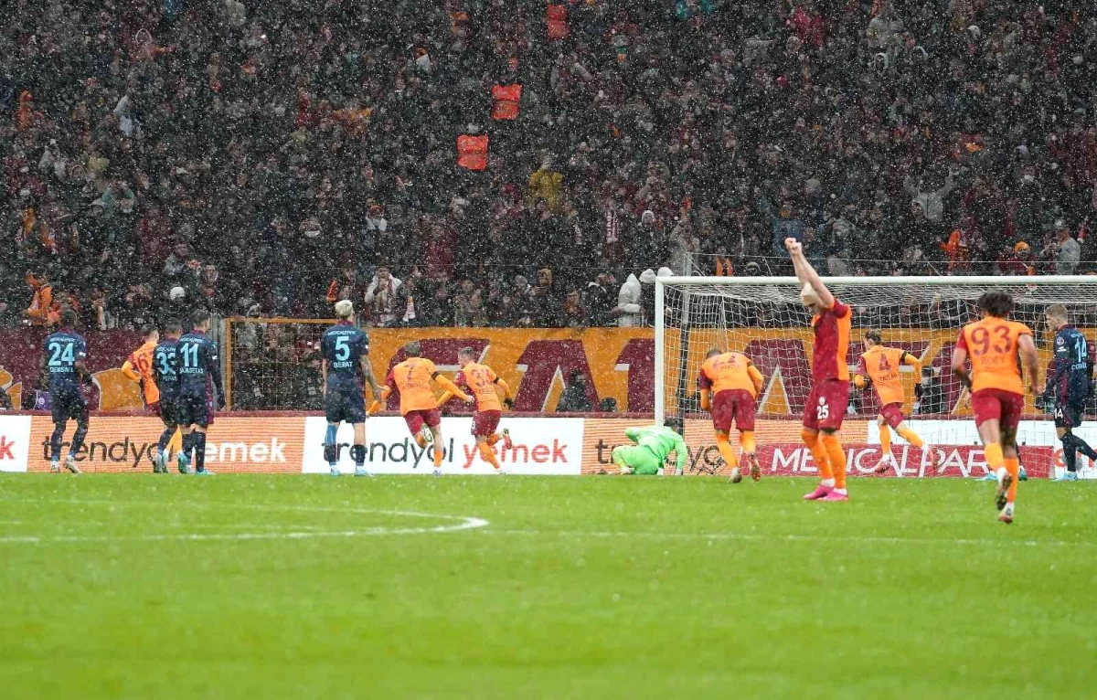 Spor Toto Süper Lig: Galatasaray: 1 Trabzonspor: 0 (İlk yarı)