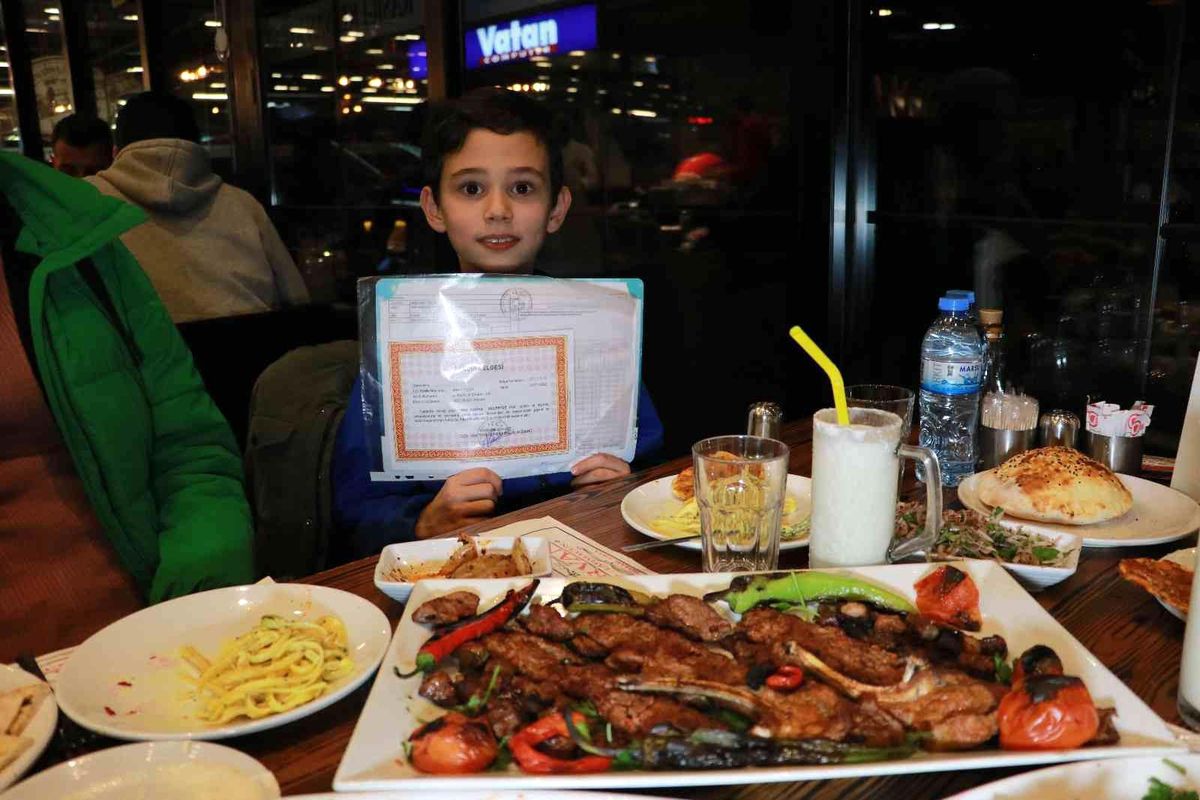 Takdir ve teşekkür belgesi alan öğrencilere Adana Kebap