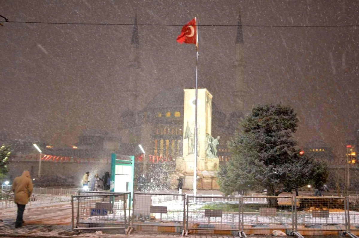 Taksim\'de kar yağışı etkisini sürdürüyor