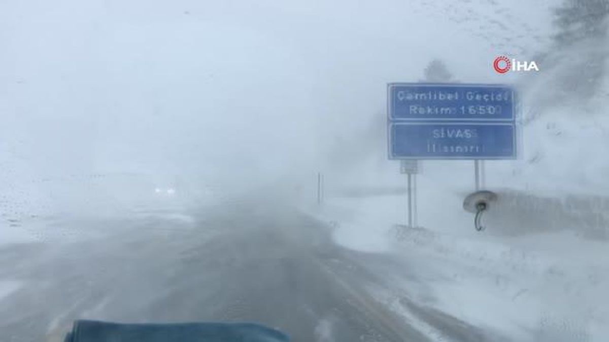 Tokat-Sivas kara yolunda ulaşıma kar engeli