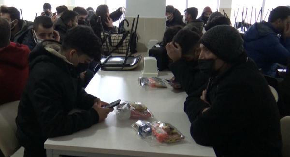 TOKAT'TA YOLCU OTOBÜSLERİNE 'KAR' ENGELİ; 200 KİŞİ YURTLARDA MİSAFİR EDİLİYOR