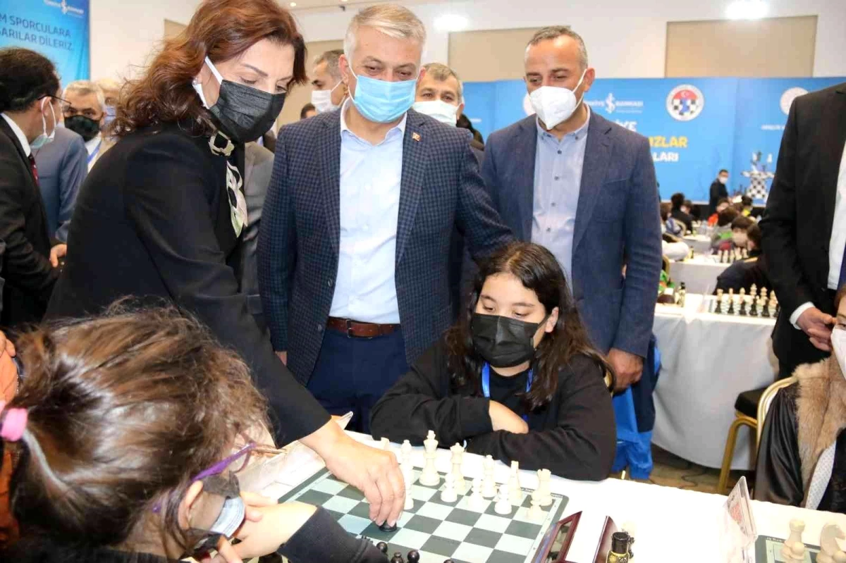 Türkiye Küçük ve Yıldızlar Satranç Şampiyonası\'nda ilk hamleler yapıldı