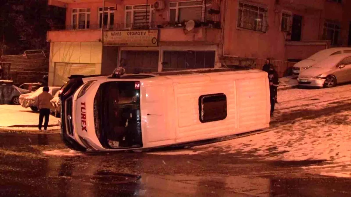 Üsküdar\'da karlı yolda kontrolünü kaybeden servis yan yattı