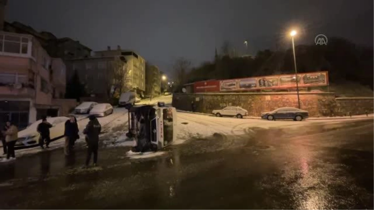 Üsküdar\'da servis minibüsü kar yağışından dolayı devrildi