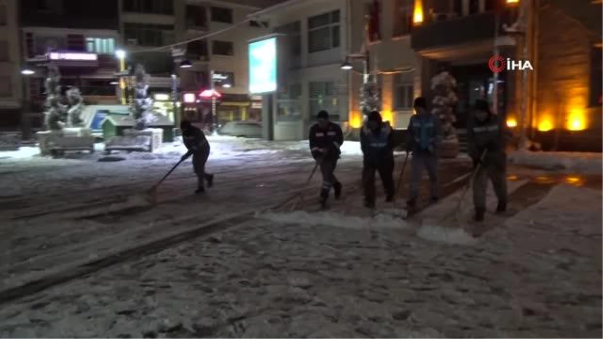 Yoğun kar yağışı nedeniyle yoldan geçen vatandaşlara çorba ikramı