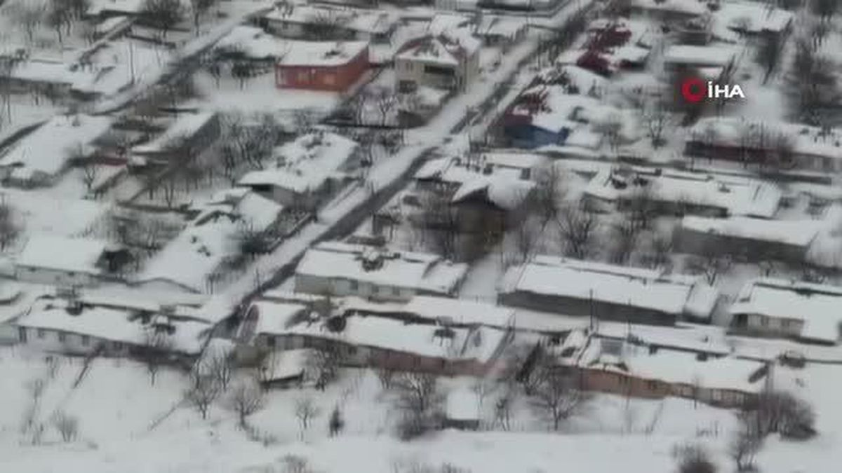 Yoğun kar yayladaki sürüleri yerinden etti
