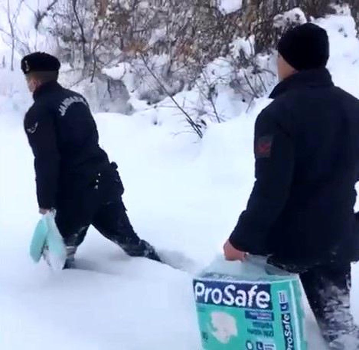 Yolu kardan kapanan köyde ilacı biten hastanın yardımına jandarma koştu