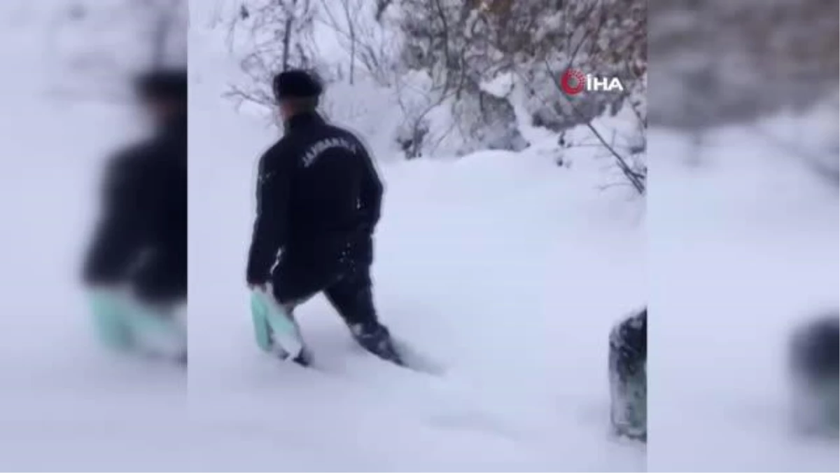 Yolu kardan kapanan köyde ilacı biten hastanın yardımına jandarma koştu