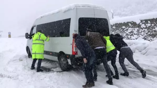 ZONGULDAK'TA KAR YOLLARI KAPADI, ARAÇLAR YOLDA KALDI