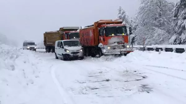 ZONGULDAK'TA KAR YOLLARI KAPADI, ARAÇLAR YOLDA KALDI