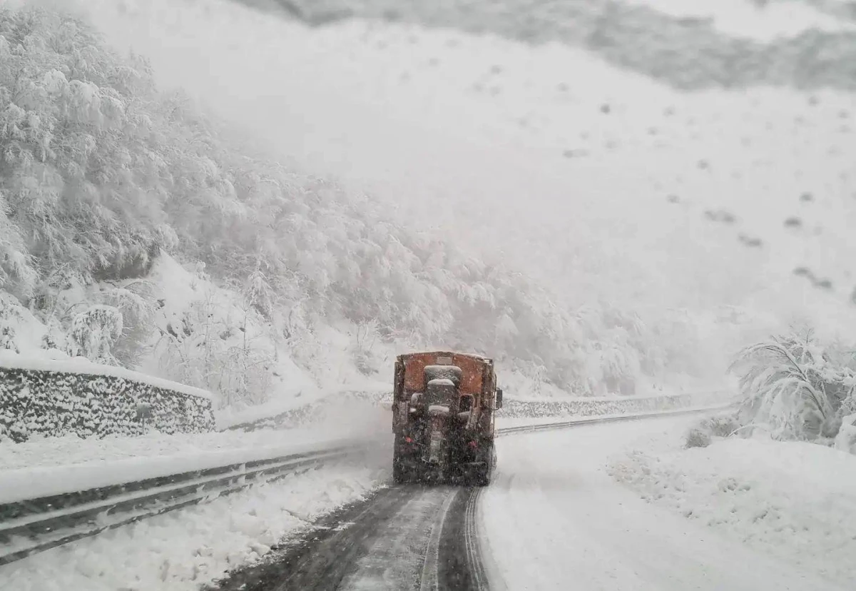 Zonguldak\'ta karla mücadele sürüyor