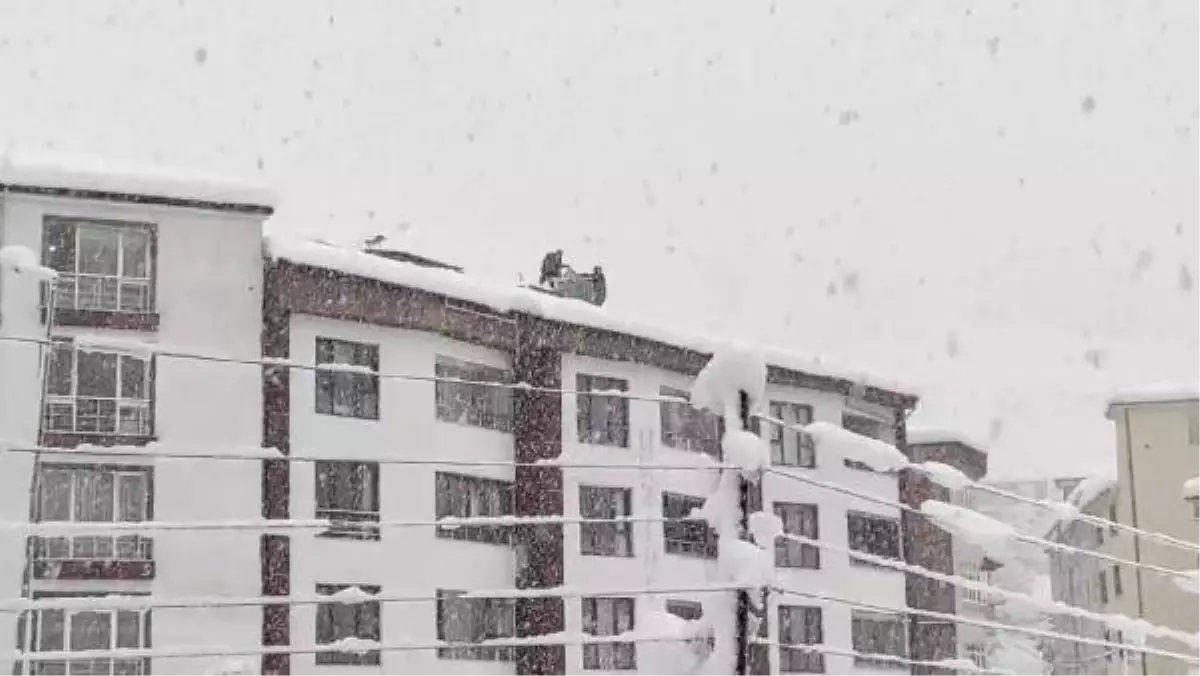 5 katlı binanın çatısında tehlikeli kar temizliği kamerada