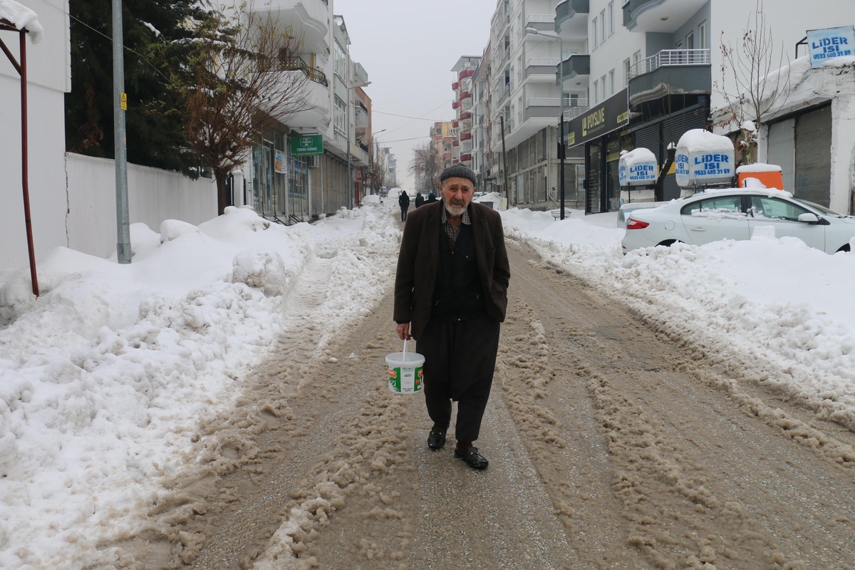 Adıyaman\'da kar ve tipi hayatı olumsuz etkiledi