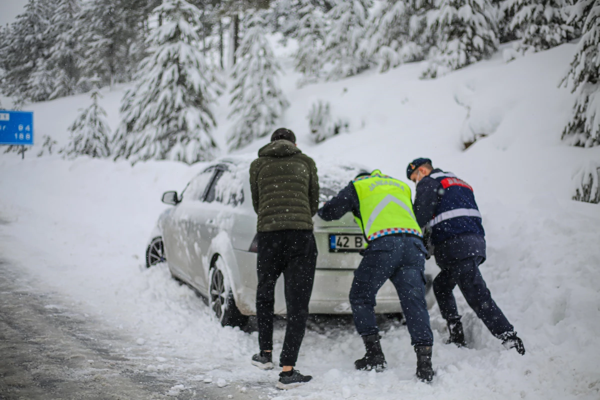 Son dakika! Kar nedeniyle yolda mahsur kalan öğrencileri jandarma kurtardı