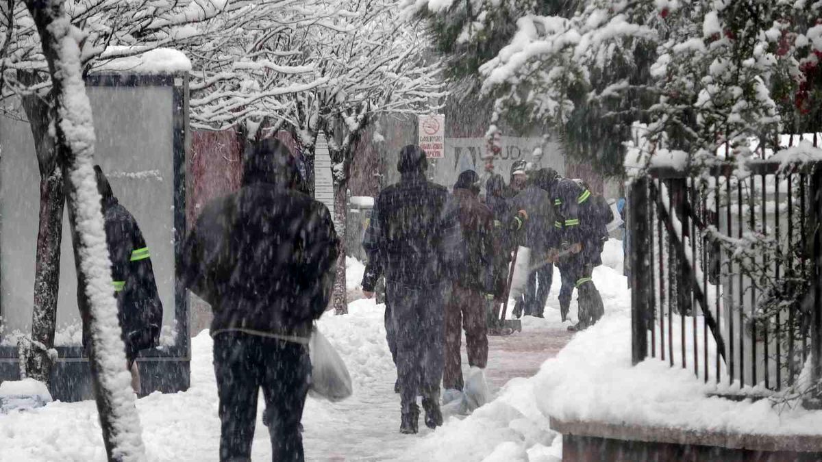 Ara sokaklarda araçlar kara gömüldü, ekipler seferber oldu