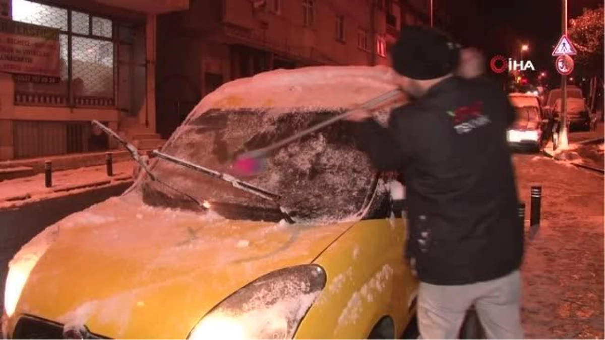 Araçları kar altına kalan vatandaşlar kar temizliği yaptı