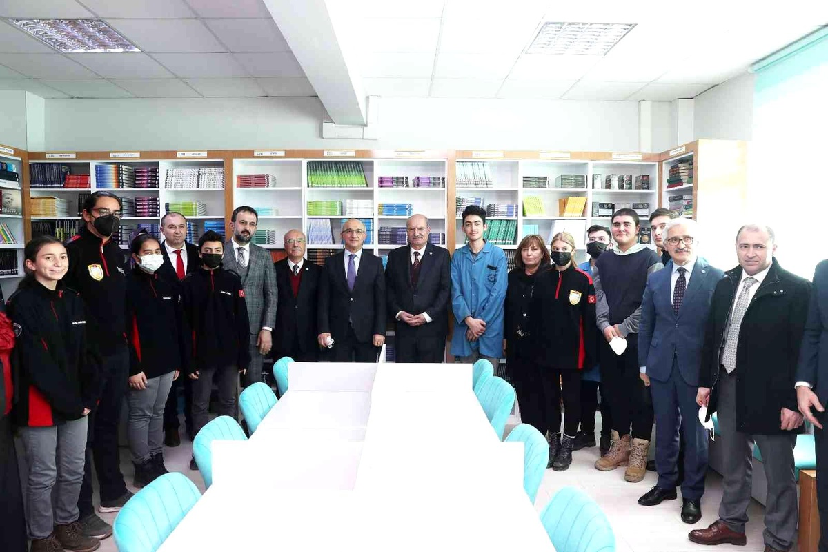 ATO\'dan hamisi olduğu Gazi Mesleki ve Teknik Anadolu Lisesi Kütüphanesi\'ne ziyaret