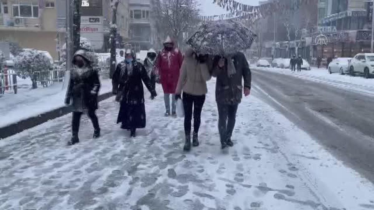 Bakırköy İncirli Caddesi'nde vatandaşlar toplu taşıma araçlarının çalışmaması nedeniyle yürüdü