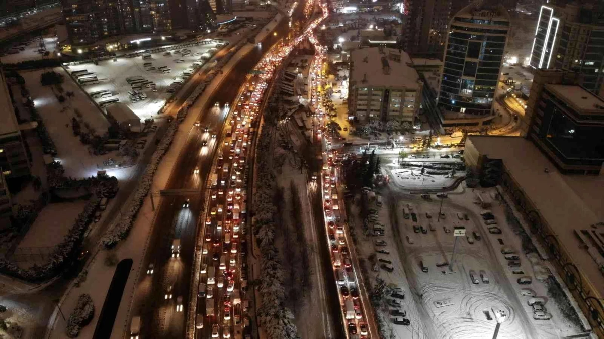 Basın Ekspres Yolu\'ndaki trafik havadan görüntülendi