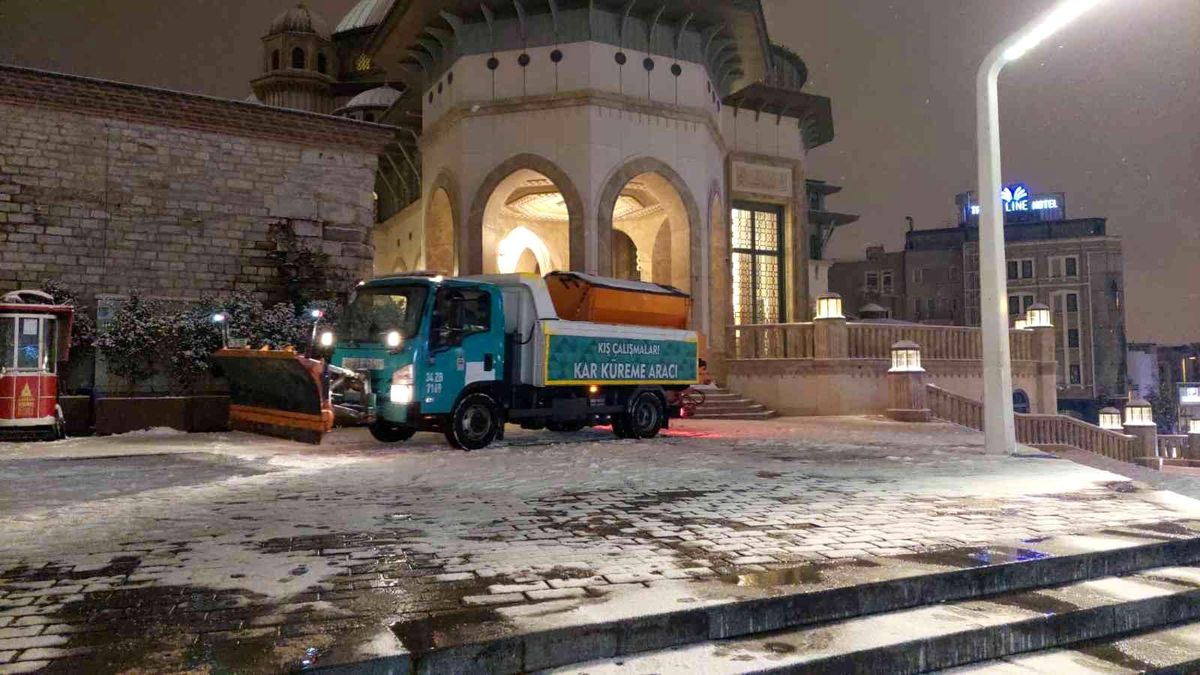 Beyoğlu Belediyesinden kara karşı tuzlama çalışması