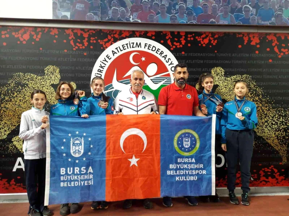 Bursa Büyükşehir Belediyesporlu atletler Türkiye Şampiyonası\'ndan 3 birincilikle döndü