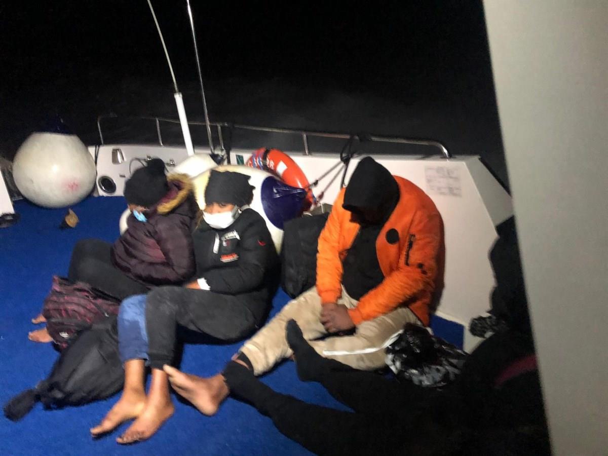 Çanakkale\'de Türk kara sularına itilen 6 düzensiz göçmen kurtarıldı