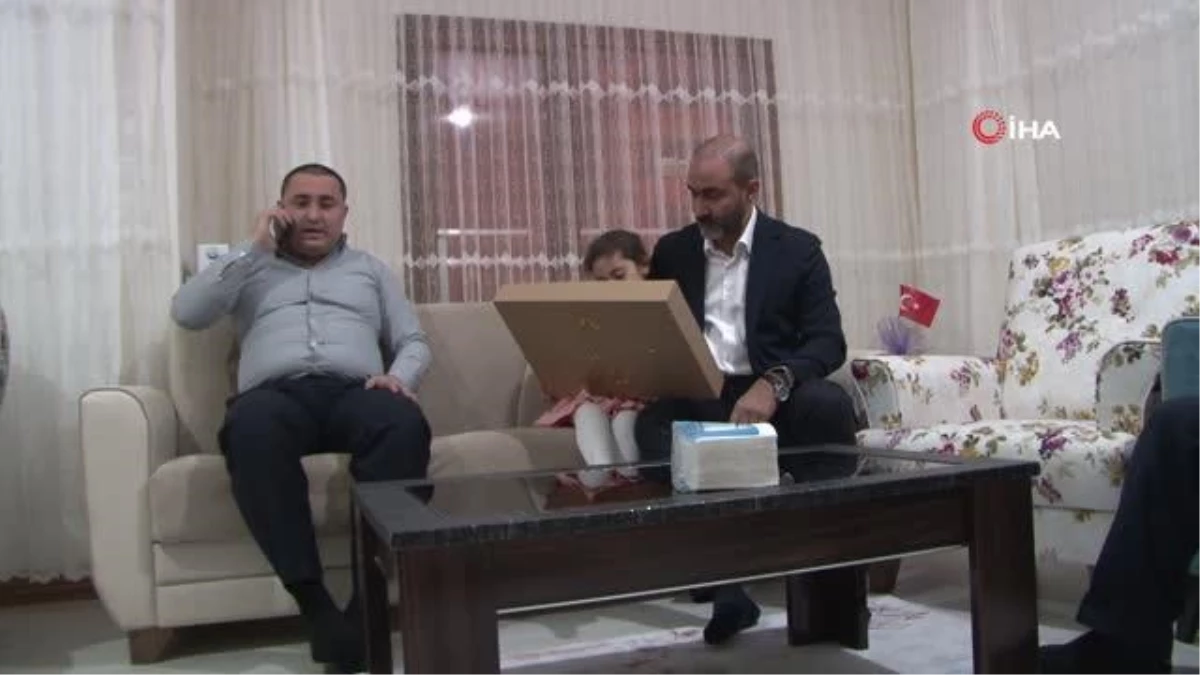 CHP Genel Başkanı Kılıçdaroğlu, Elazığ depreminin simgesi \'minik Yüsra\' ile görüştü
